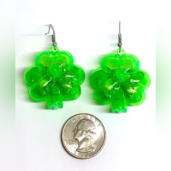 Green Shamrock Clover Flashing Light Up Novelty Earrings St. Patrick’s Day NWOT - Picture 4 of 4